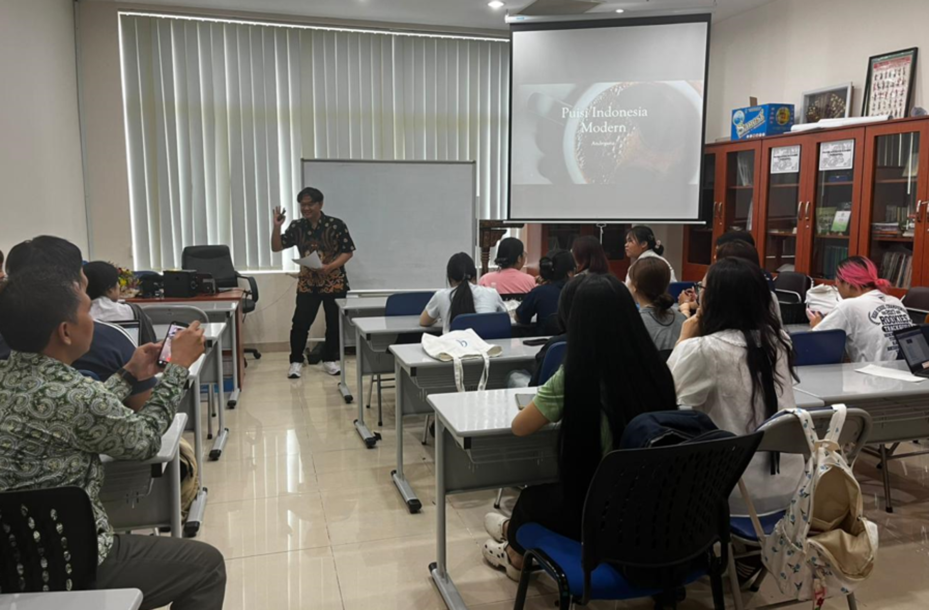 Suasana Pembelajaran Puisi Modern oleh Andriyana di USSH