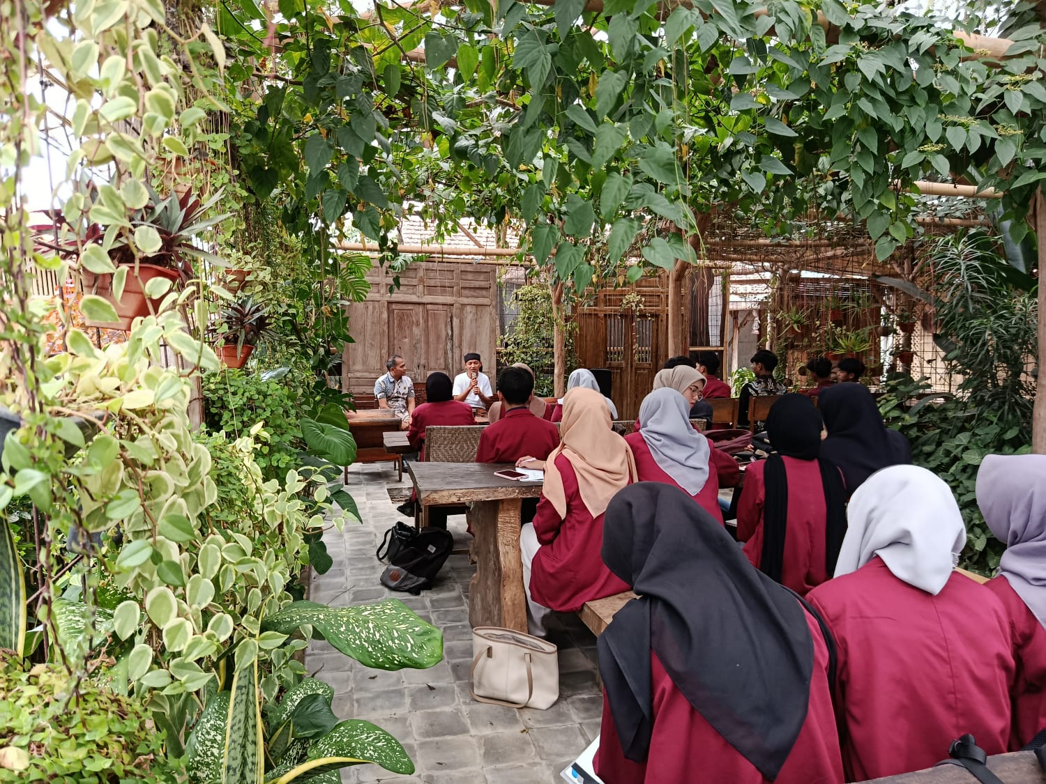 Ikat Nilai Budaya dan Dunia Usaha: UMKuningan Gelar Kuliah Umum di Saung Kopi Hawwu