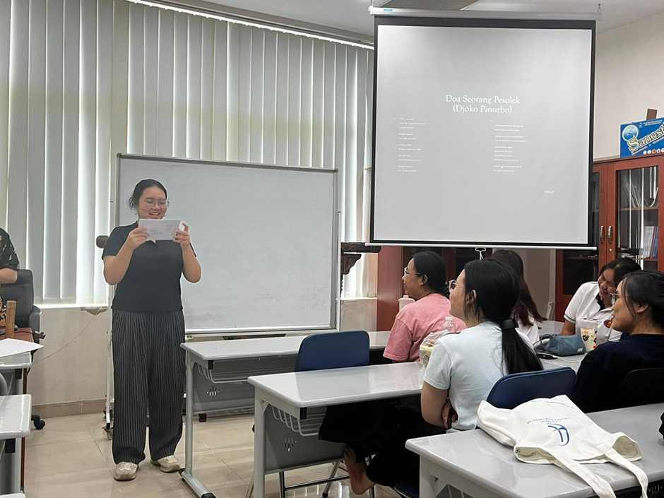 Mahasiswa BIPA Fakultas Oriental Studies, Jurusan Bahasa Indonesia, USSH membacakan Puisi Modern di depan kelas