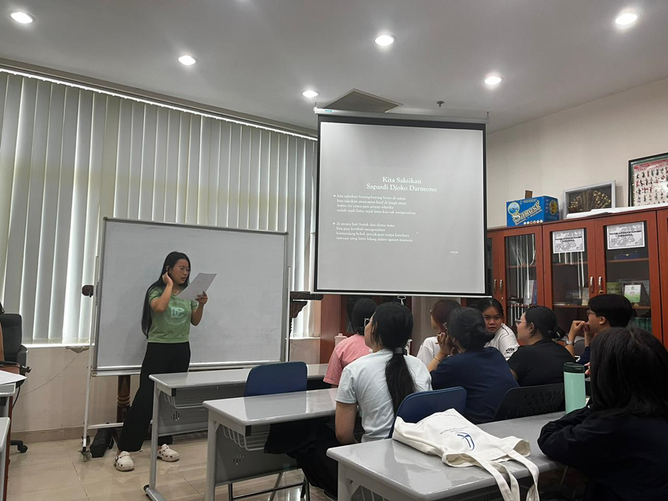 Mahasiswa BIPA Fakultas Oriental Studies, Jurusan Bahasa Indonesia, USSH membacakan Puisi Modern di depan kelas