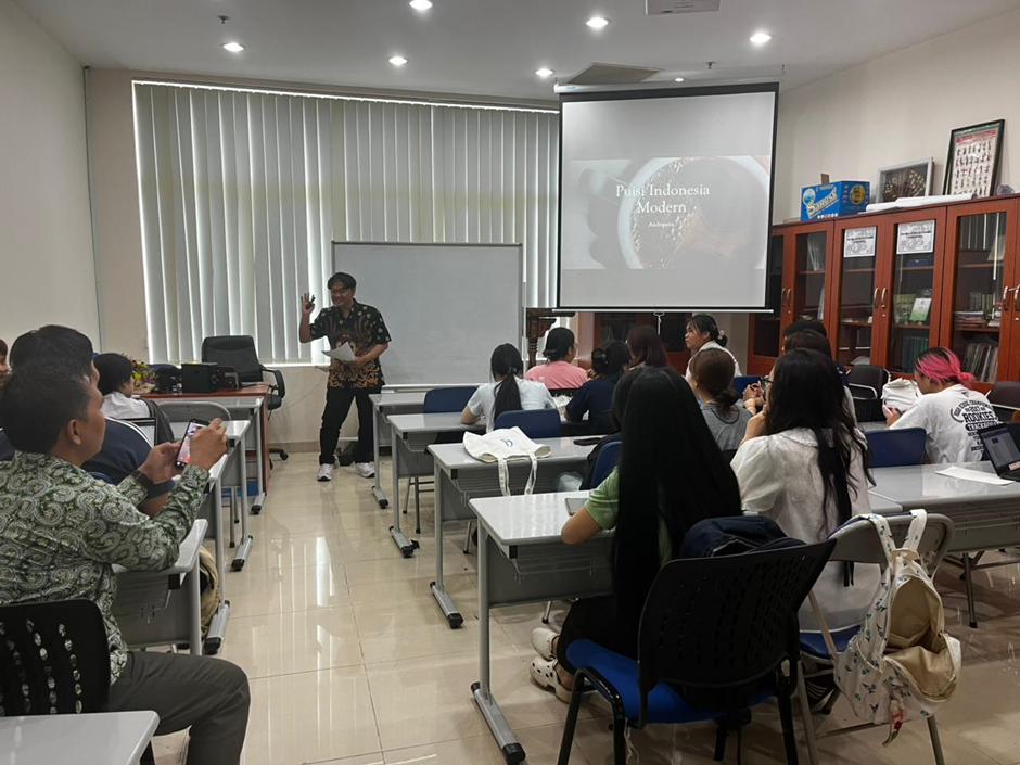 Suasana Pembelajaran Puisi Modern oleh Andriyana di Fakultas Oriental Studies, Jurusan Bahasa Indonesia, USSH