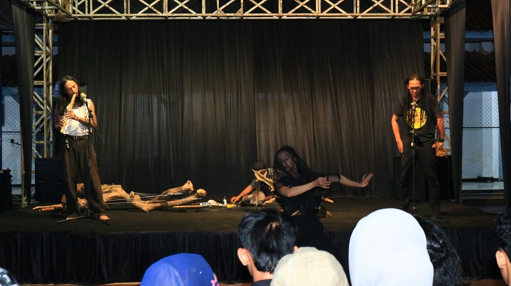 Performance Art dari Ellsa Berlandha, Agung M. Abul, Maulana Prasaja, dan Melika di DKVEST 7