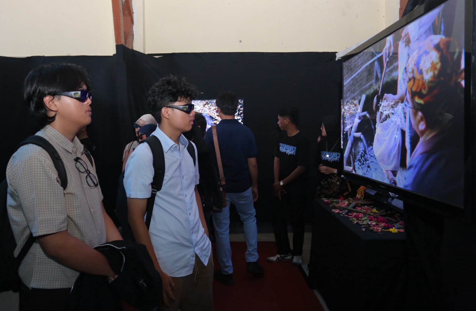 Melalui Pameran Tunggal Fotografi 3D Anaglyph, Sigit Setya Kusuma Kenalkan Tradisi Kawin Cai